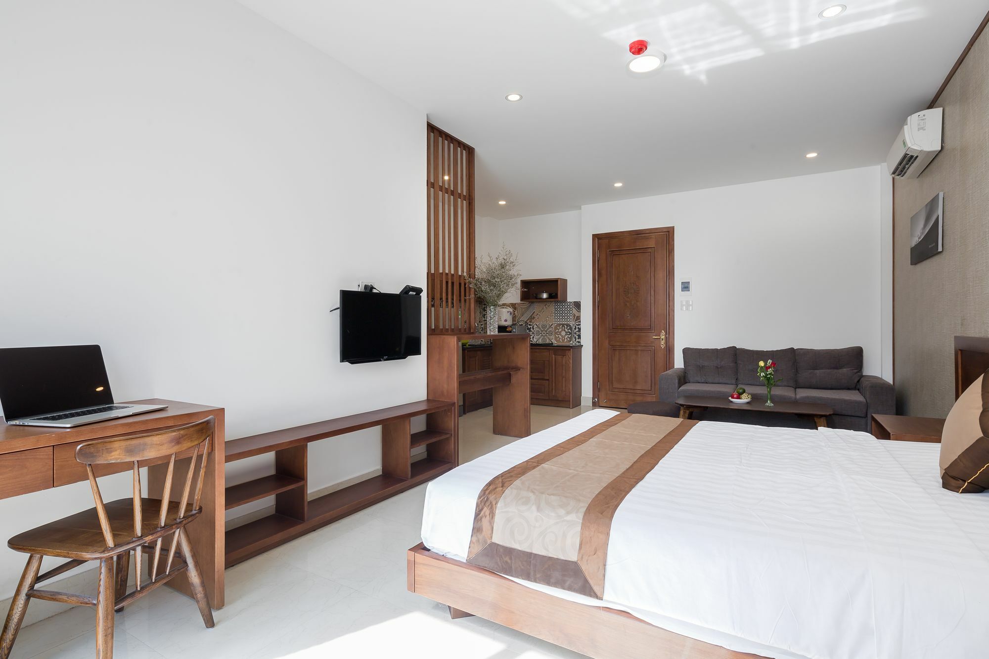 Aris Beach Apartment & Hotel Дананг Экстерьер фото